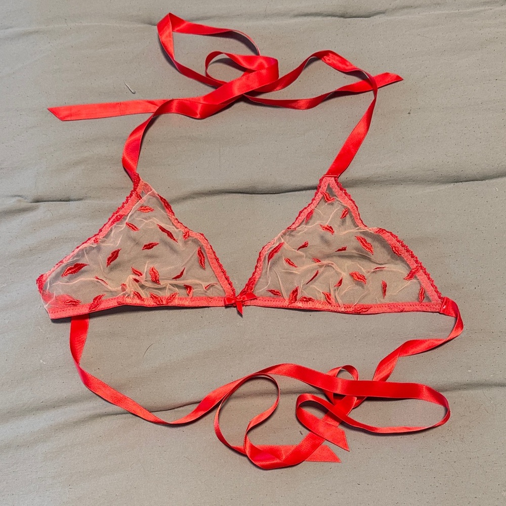 NWOT Savage X Fenty LIPS TRIANGLE BRALETTE